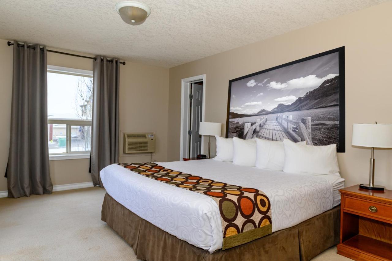 Super 8 By Wyndham Cochrane Hotell Eksteriør bilde