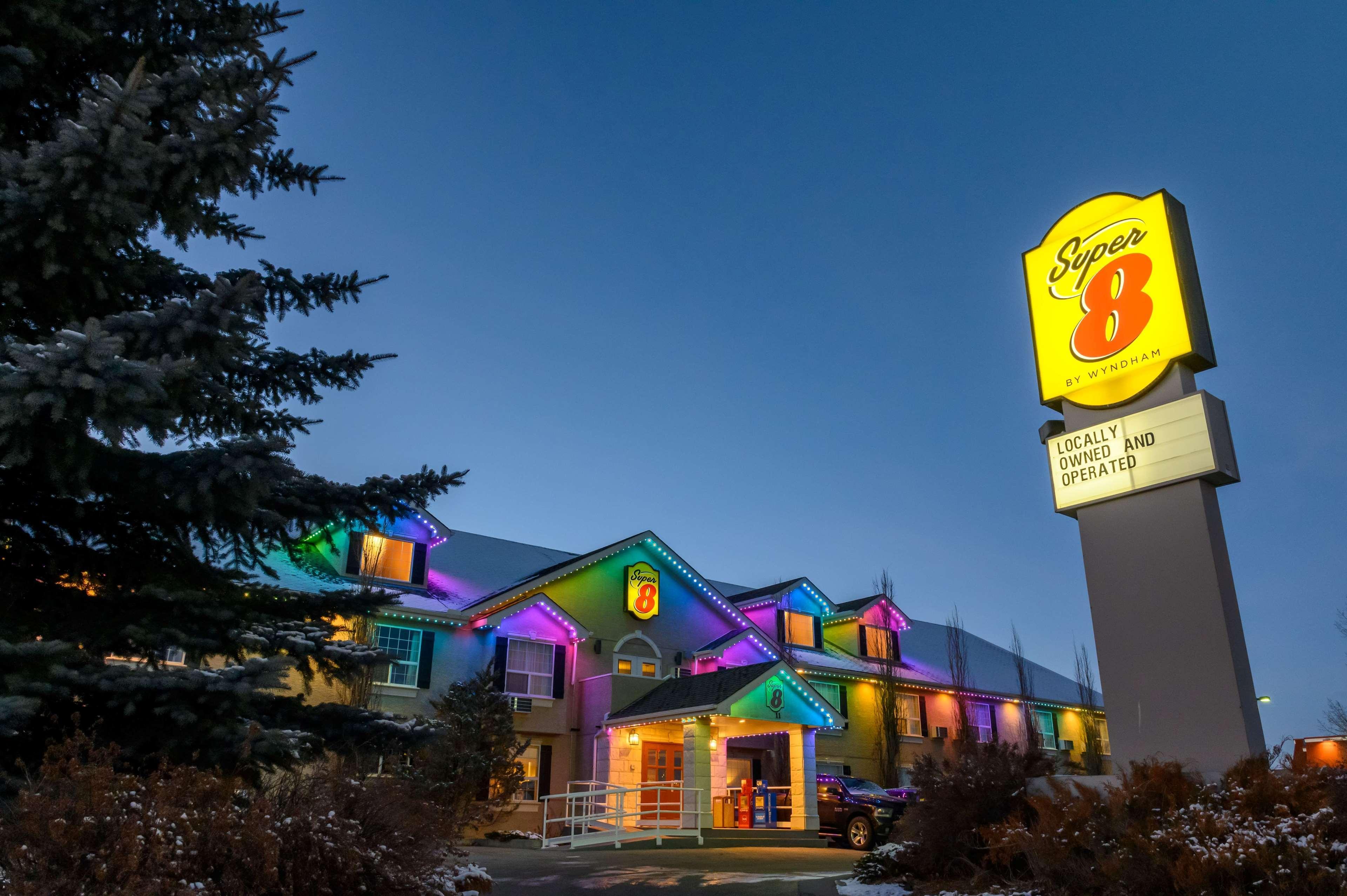 Super 8 By Wyndham Cochrane Hotell Eksteriør bilde