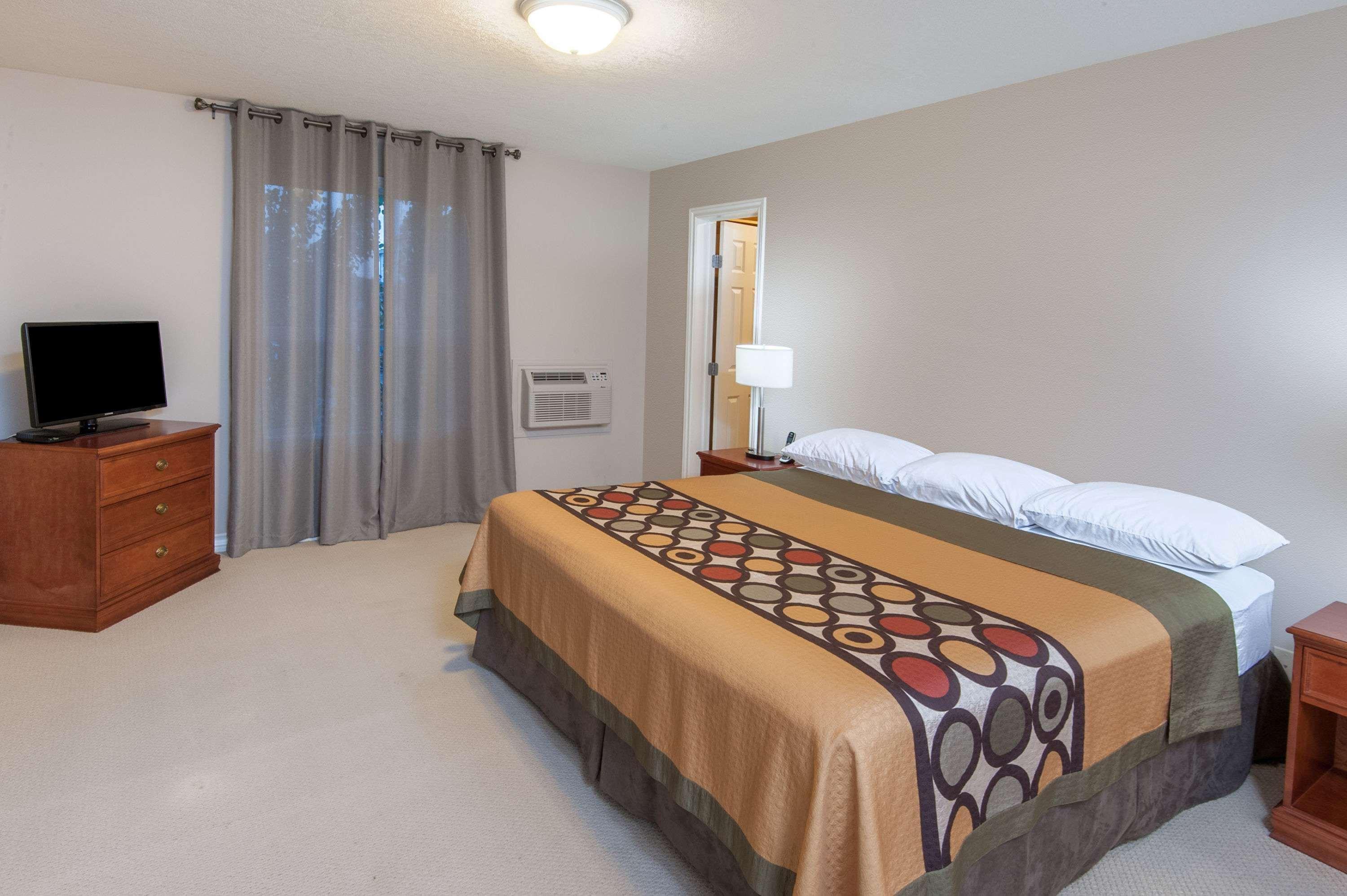 Super 8 By Wyndham Cochrane Hotell Eksteriør bilde