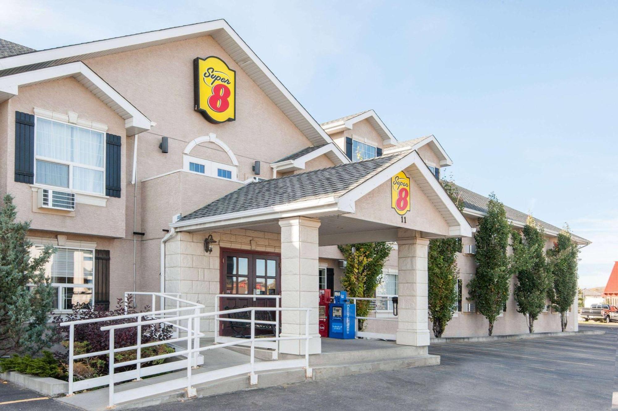 Super 8 By Wyndham Cochrane Hotell Eksteriør bilde