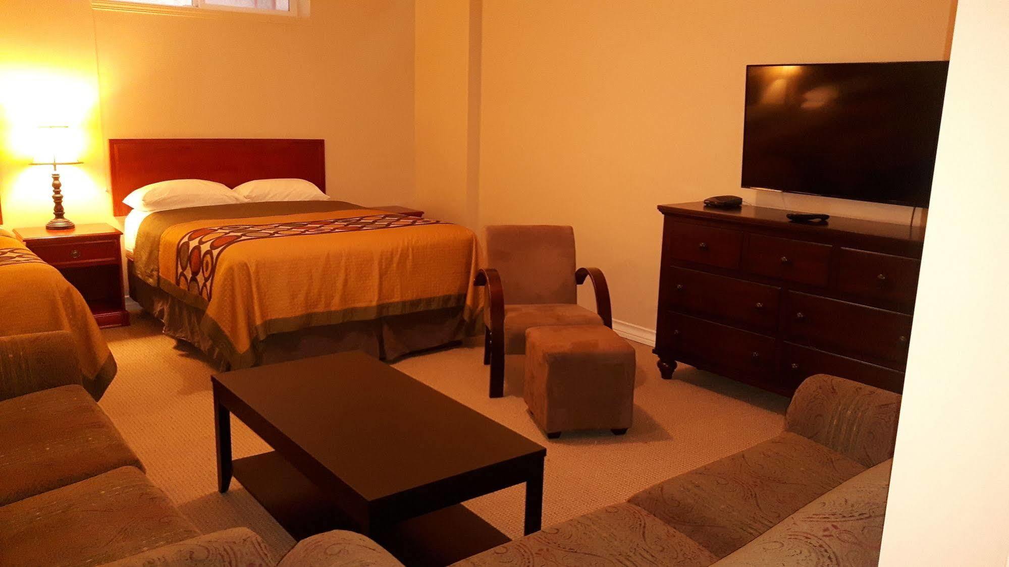 Super 8 By Wyndham Cochrane Hotell Eksteriør bilde