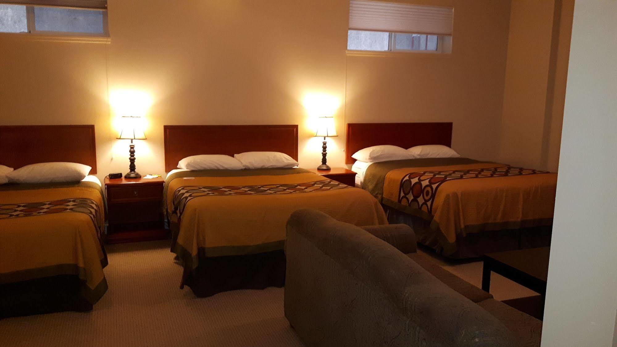 Super 8 By Wyndham Cochrane Hotell Eksteriør bilde